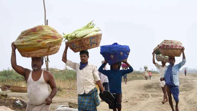 Farmers carry vegetables to sell in the wholesale market, during lockdown against coronavirus in Patna, Bihar. (Santosh Kumar/Hindustan Times) Farmers carry vegetables to sell in the wholesale market, during lockdown against coronavirus in Patna, Bihar. (Santosh Kumar/Hindustan Times)