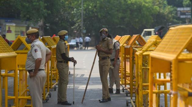 Police personnel stand guard outside the New Delhi Railway Station, during lockdown, in New Delhi.(Amal KS/HT PHOTO) Police personnel stand guard outside the New Delhi Railway Station, during lockdown, in New Delhi.(Amal KS/HT PHOTO)