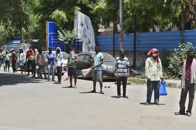 Migrant workers and daily wage labourers wait in a queue at a food distribution outside a government school during lockdown in Sri Niwaspuri, New Delhi. (Burhaan Kinu/HT PHOTO) Migrant workers and daily wage labourers wait in a queue at a food distribution outside a government school during lockdown in Sri Niwaspuri, New Delhi. (Burhaan Kinu/HT PHOTO)