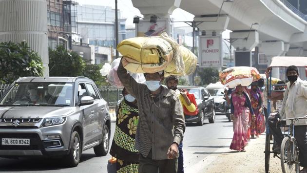 Migrants seen walking back to their homes in other states, at Laxmi Nagar Metro station in New Delhi.(Arvind Yadav/HT PHOTO)