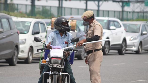 Haryana Police personnel screen commuters at the Delhi-Gurugram Border near Ambience Mall, during lockdown in the wake of coronavirus, at Sirhaul toll plaza, in Gurugram. (Yogendra Kumar/HT PHOTO) Haryana Police personnel screen commuters at the Delhi-Gurugram Border near Ambience Mall, during lockdown in the wake of coronavirus, at Sirhaul toll plaza, in Gurugram. (Yogendra Kumar/HT PHOTO)