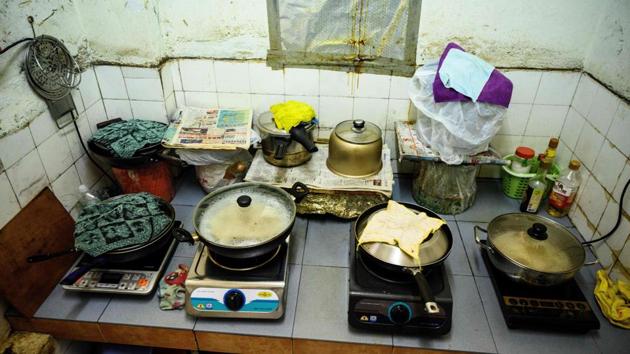 A cooking pot and stove belonging to Wong are seen beside the utensils of her fellow residents in the kitchen of the subdivided flat. Wong knows social-distancing during the coronavirus pandemic is all but impossible. (Anthony Wallace / AFP) A cooking pot and stove belonging to Wong are seen beside the utensils of her fellow residents in the kitchen of the subdivided flat. Wong knows social-distancing during the coronavirus pandemic is all but impossible. (Anthony Wallace / AFP)