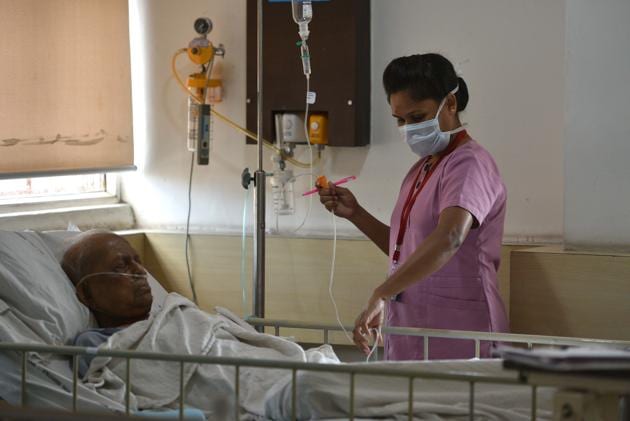 A nurse tends a patient in a hospital in Kolkata.(Samir Jana / Hindustan Times File Photo)