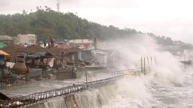 Strong waves batter houses along the coastline of Catbalogan city in Western Samar province on May 14. Typhoon Vongfong slammed into the eastern Philippines on May 14 after authorities evacuated tens of thousands of people while trying to avoid the virus risks of overcrowding emergency shelters. (Simvale Sayat / A)