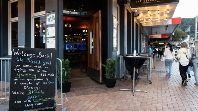 Pedestrians walk past a bar in Wellington.Social gatherings, including for weddings and other religions ceremonies, are to be limited to ten people. (Birgit Krippner / Bloomberg) Pedestrians walk past a bar in Wellington.Social gatherings, including for weddings and other religions ceremonies, are to be limited to ten people. (Birgit Krippner / Bloomberg)