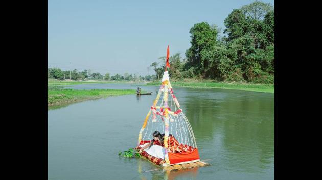 Titled, ‘People of Clay.’ Behula pushes away some hyacinth from the body of her dead husband Lakshmindara. It is a custom that anyone who has fallen to a snakebite is to be set afloat on the river. She refused to leave his side, and no one could dissuade her from this strange resolve. (Akshay Mahajan)