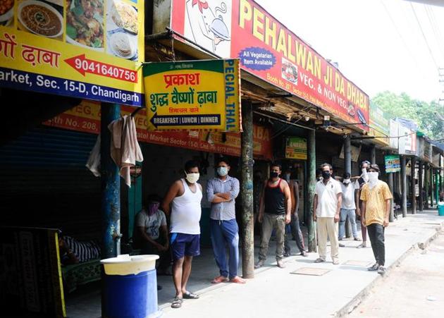 Migrant workers at these eateries have also been out of jobs in the wake of closure of the businesses due to the curfew in Chandigarh. (HT Photo) Migrant workers at these eateries have also been out of jobs in the wake of closure of the businesses due to the curfew in Chandigarh. (HT Photo)