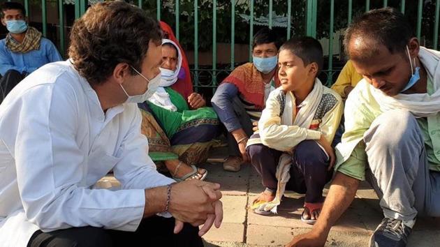 Congress leader Rahul Gandhi interacting with migrant workers in Delhi. (HT Photo)
