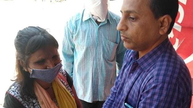 Dilip Zanwar, a BMC official who is also visually-impaired, distributed ration to physically challenged people. (HT Photos) Dilip Zanwar, a BMC official who is also visually-impaired, distributed ration to physically challenged people. (HT Photos)