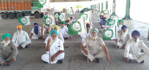 Farmers staging a protest in Sangrur on Saturday. (HT PHOTO) Farmers staging a protest in Sangrur on Saturday. (HT PHOTO)