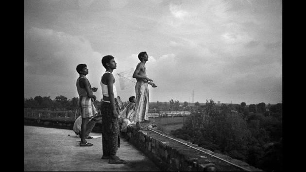 ‘Le Temps Suspendu, Nizzamuddin (2008).’ “Here is a photograph I took near Nizamuddin Railway Station during the summer of 2008. I cannot remember which old structure it was, where exactly these men were flying their kite from; what I am sure is how much I love this part of Delhi,” said Calia. (Philippe Calia)