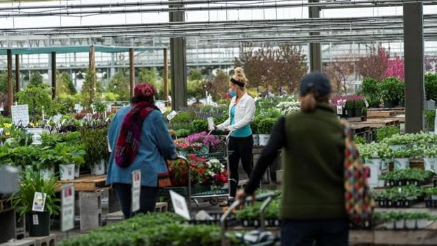 Customers shop in Chuck Hafner's Farmers Market and Garden Center as the coronavirus disease restrictions ease in Syracuse, New York, US. (Reuters File Photo) Customers shop in Chuck Hafner's Farmers Market and Garden Center as the coronavirus disease restrictions ease in Syracuse, New York, US. (Reuters File Photo)