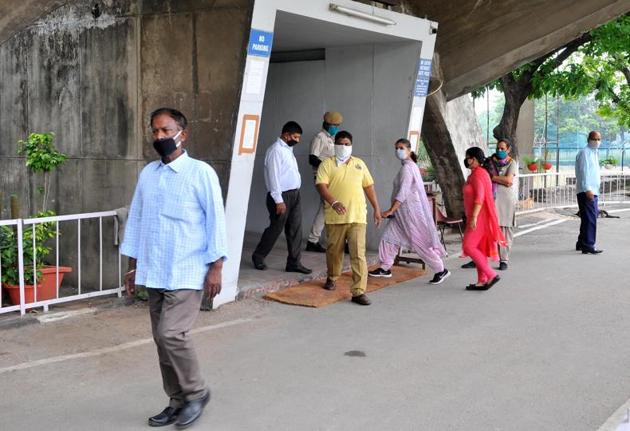 On Thursday, PU decided to extend the deadline for form submission to June 1 with a late fee of ₹6,075.(Ravi Kumar/HT)