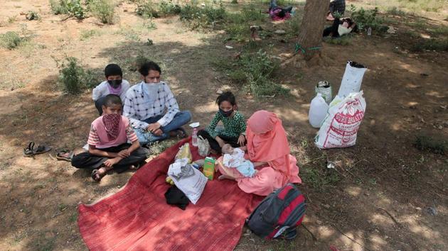 A migrant worker's family at a government school on the outskirts of Jaipur where they were put up by the Rajasthan government before being taken to the Rajasthan-UP border in buses, during lockdown, May 15 May 2020.(Himanshu Vyas / HT Photo)