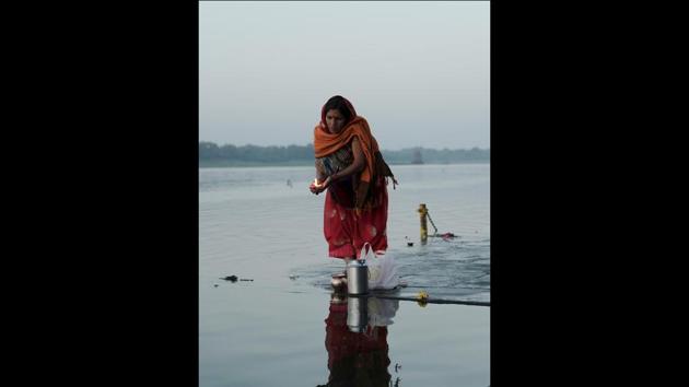 Morning prayers, Maheshwar, Madhya Pradesh, 2017. For this fundraiser, Prints for India has partnered with GOONJ, an NGO that’s running a pan-Indian mission to help daily wage earners, migrant workers and vulnerable communities during the COVID-19 lockdown. (Sohrab Hura / Magnum Photos)