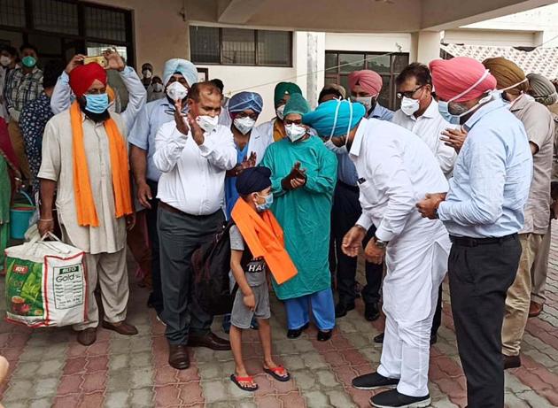 Punjab cabinet minister Sukhjinder Singh Randhawa (right) giving robe of honour to 6-year-old Gurnoor Singh after his parents were discharged from civil hospital in Gurdaspur. (HT PHOTO) Punjab cabinet minister Sukhjinder Singh Randhawa (right) giving robe of honour to 6-year-old Gurnoor Singh after his parents were discharged from civil hospital in Gurdaspur. (HT PHOTO)