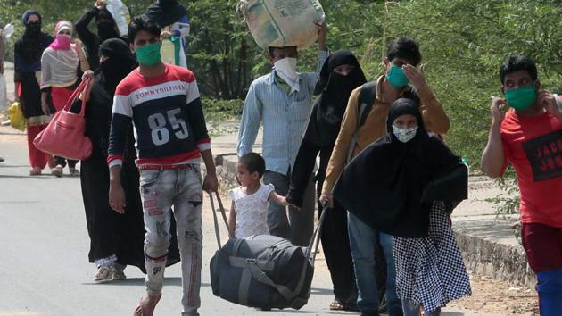 A group of migrants walk towards Uttar Pradesh’s Bareilly, along Agra highway during lockdown, in Jaipur, Rajasthan.(Himanshu Vyas/ Hindustan Times) A group of migrants walk towards Uttar Pradesh’s Bareilly, along Agra highway during lockdown, in Jaipur, Rajasthan.(Himanshu Vyas/ Hindustan Times)
