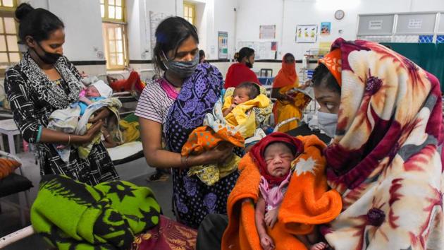 Mothers with their newborn babies in Jabalpur.(PTI) Mothers with their newborn babies in Jabalpur.(PTI)