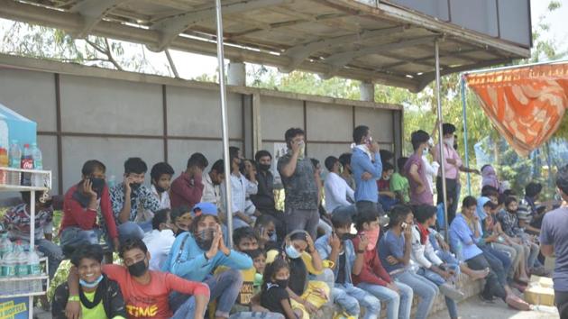 On Sunday, the police stopped the migrant workers at the UP-Gate border while they were trying to cross over to Ghaziabad in UP. (Sakib Ali / HT Photo) On Sunday, the police stopped the migrant workers at the UP-Gate border while they were trying to cross over to Ghaziabad in UP. (Sakib Ali / HT Photo)