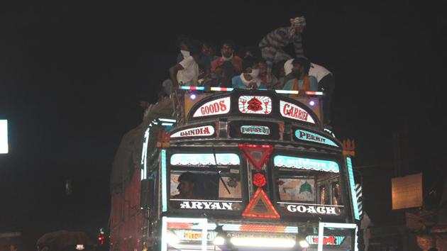 The migrants had arranged the truck for 1.5 lakh rupees. After a while the driver asked everyone on board to pay Rs 500 more. (HT Photos) The migrants had arranged the truck for 1.5 lakh rupees. After a while the driver asked everyone on board to pay Rs 500 more. (HT Photos)