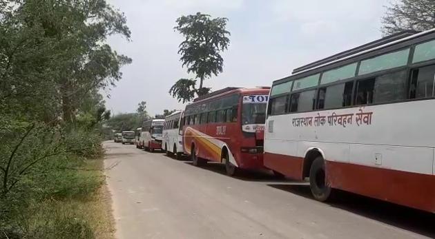 Buses were waiting at the UP border for permission (HT Photo) Buses were waiting at the UP border for permission (HT Photo)