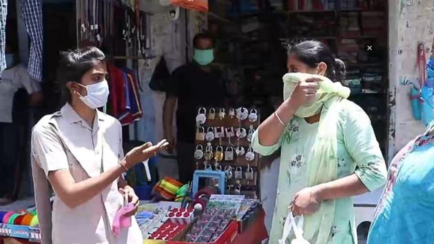 23-year-old Ashu Upadhyay talking to migrants in Sangrur while donning a khaki.(HT PHOTO)