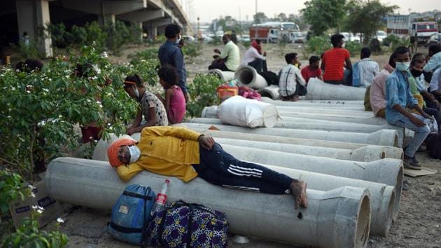 Migrants resting on concrete pipes after they were stopped by Uttar Pradesh Police from entering UP on foot at Ghazipur border in New Delhi. (Ajay Aggarwal /HT PHOTO) Migrants resting on concrete pipes after they were stopped by Uttar Pradesh Police from entering UP on foot at Ghazipur border in New Delhi. (Ajay Aggarwal /HT PHOTO)