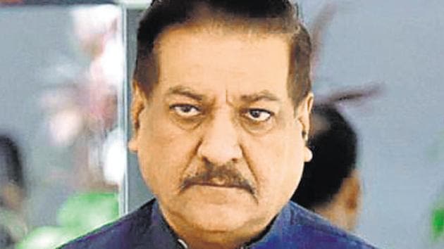 Prithviraj Chavan, while speaking to journalists through a video conference on Saturday, said both the Centre and state government have failed to ensure smooth return of migrants.(Kunal Patil/HT File Photo)