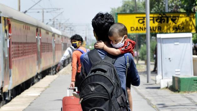 A migrant worker heads to board a special train bound for his home state, Greater Noida, May 16, 2020 (Sunil Ghosh/HTPhoto)