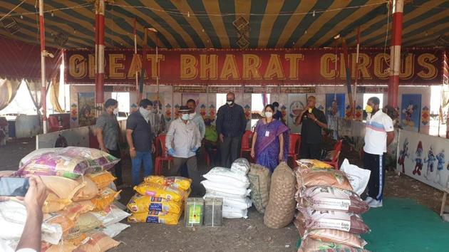 The Great Bharat Circus, whose members are stranded in Wagholi have been receiving aid from local residents and NGOs.(HT/PHOTO)
