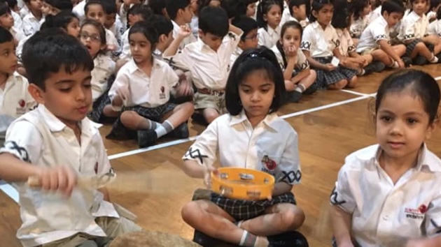 The travelling museum typically spends three days at a school so that over 1000-1500 children can take their time exploring all the musical instruments, with the freedom to pick them up, play them and asking questions about them.