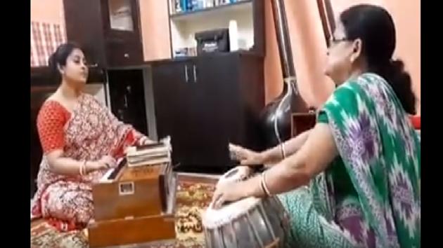 The four-minute-long video shows the daughter-in-law playing a harmonium while her mother-in-law is seen playing the tabla.(Facebook/Khola Janala)