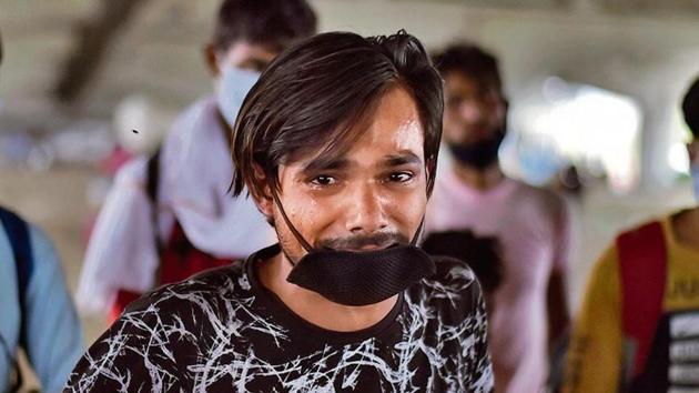 Nitish Tripathi, a stranded migrant worker, breaks down at Ghazipur border. (Burhaan Kinu/HT PHOTO) Nitish Tripathi, a stranded migrant worker, breaks down at Ghazipur border. (Burhaan Kinu/HT PHOTO)