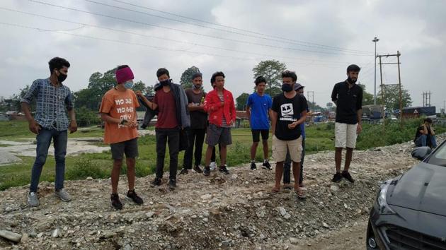 On Sunday, the youths walked 30 km from Siliguri to Panitanki in Darjeeling district and pleaded with officials. They were once again refused entry into Nepal. (HT Photo) On Sunday, the youths walked 30 km from Siliguri to Panitanki in Darjeeling district and pleaded with officials. They were once again refused entry into Nepal. (HT Photo)