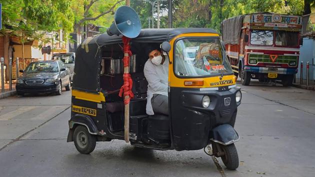 Akshay Kothawale, an auto-rickshaw driver is using his money saved for his marriage ceremony to feed the needy.(PT) Akshay Kothawale, an auto-rickshaw driver is using his money saved for his marriage ceremony to feed the needy.(PT)