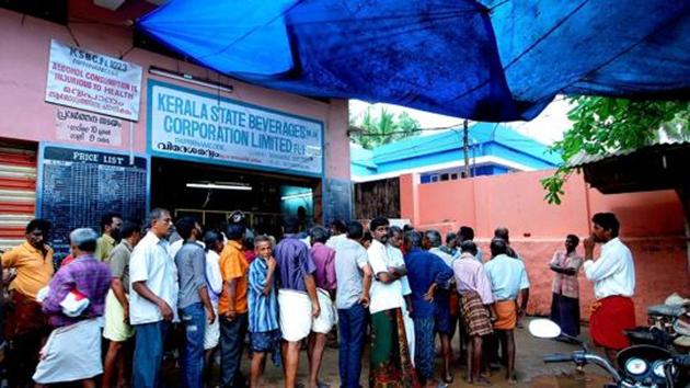 People queue up outside a liquor outlet in Thiruvananthapuram, Kerala, (Vivek Nair/HT Photo) People queue up outside a liquor outlet in Thiruvananthapuram, Kerala, (Vivek Nair/HT Photo)