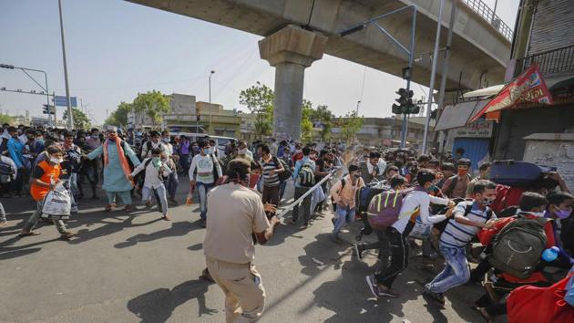 Nearly 100 migrants suddenly came on the road in the morning and engaged in indiscriminate stone-pelting.(PTI) Nearly 100 migrants suddenly came on the road in the morning and engaged in indiscriminate stone-pelting.(PTI)
