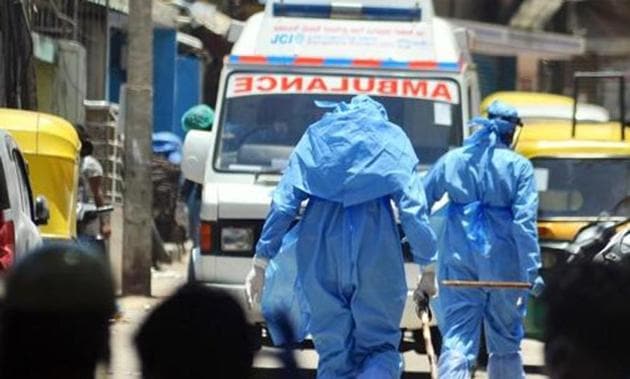 Medical staff arrives to shift people for quarantine from Tippu Nagar who were in contact with a person who died of COVID-19 in Bengaluru on April 14. (ANI)