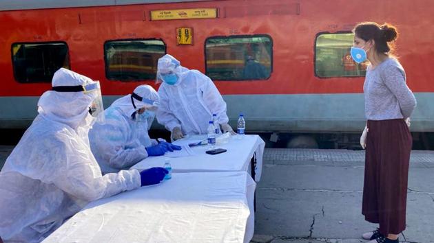 Passengers are being tested and screened at Jammu Tawi railway station for return during the ongoing lockdown to contain coronavirus pandemic, in Jammu on Monday.(ANI Photo)