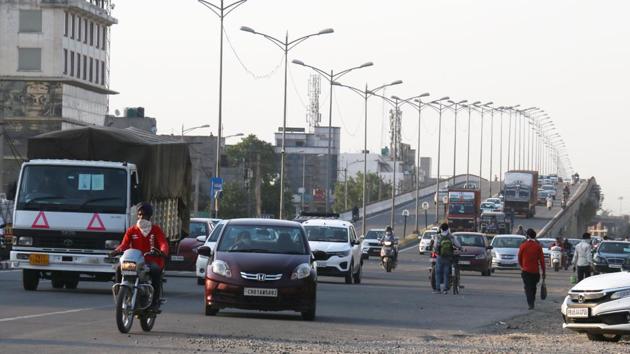 Traffic was seen plying during relaxation hours in Zirakpur on Monday. In new orders, Mohali district magistrate Girish Dayalan has given the go ahead to four wheelers, two wheelers, taxis, cab aggregators, bicycles, rickshaws and auto rickshaws to operate during relaxation hours on certain terms. (Sushil Prajapati/HT photo) Traffic was seen plying during relaxation hours in Zirakpur on Monday. In new orders, Mohali district magistrate Girish Dayalan has given the go ahead to four wheelers, two wheelers, taxis, cab aggregators, bicycles, rickshaws and auto rickshaws to operate during relaxation hours on certain terms. (Sushil Prajapati/HT photo)