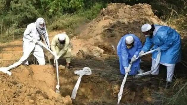 The statement pointed out that the burial is done in strict compliance with the directives issued by the state government and the BMC’s health department. (HT file photo/ Ajay Aggarwal) The statement pointed out that the burial is done in strict compliance with the directives issued by the state government and the BMC’s health department. (HT file photo/ Ajay Aggarwal)