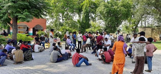 Desperate to reach their native towns, thousands of migrant workers are arriving regularly at the temporary shelter homes set up by the state government at the district headquarters.(HT PHOTO)