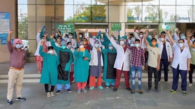 Doctors and paramedical staff stage protest at civil hospital in Ludhiana against the poor quality of face mask being provided by health department, on Tuesday. (HT Photo) Doctors and paramedical staff stage protest at civil hospital in Ludhiana against the poor quality of face mask being provided by health department, on Tuesday. (HT Photo)