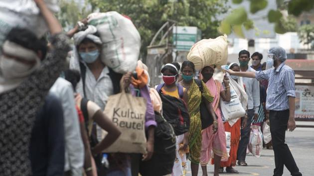 Temperature checking of migrants who arrived at Borivali railway station as a special train to Madhya Pradesh organised by Maharashtra government during nationwide lockdown, imposed in the wake of the coronavirus pandemic in Mumbai. (Satyabrata Tripathy/HT Photo) Temperature checking of migrants who arrived at Borivali railway station as a special train to Madhya Pradesh organised by Maharashtra government during nationwide lockdown, imposed in the wake of the coronavirus pandemic in Mumbai. (Satyabrata Tripathy/HT Photo)