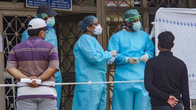 New Delhi: Medics attend to patients at a government hospital during the ongoing coronavirus lockdown in Delhi.(PTI) New Delhi: Medics attend to patients at a government hospital during the ongoing coronavirus lockdown in Delhi.(PTI)