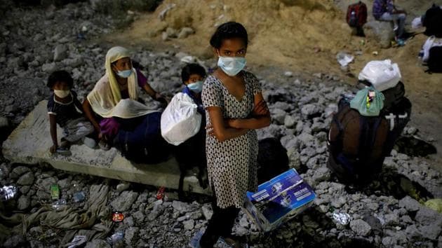 Children of migrant workers wearing protective face masks wait to cross the border to their home state of Uttar Pradesh, during an extended nationwide lockdown to slow the spread of the coronavirus disease (Covid-19), in New Delhi, India, May 16, 2020.(Reuters photo)