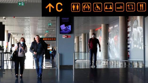 People walk in the terminal as flights resume during the coronavirus disease (COVID-19) outbreak in Riga international airport, Latvia May 18, 2020. REUTERS/Ints Kalnins(REUTERS) People walk in the terminal as flights resume during the coronavirus disease (COVID-19) outbreak in Riga international airport, Latvia May 18, 2020. REUTERS/Ints Kalnins(REUTERS)