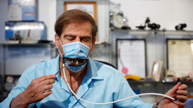Meir Gitelis, co-developer of an Israeli company, eats while wearing a mask fitted with a mechanical mouth that opens to enable diners to eat without taking it off, as the coronavirus disease (COVID-19) restrictions ease, at Avtipus Patents and Inventions lab in Or Yehuda, Israel.(REUTERS)