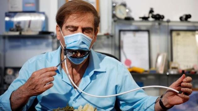 Meir Gitelis, co-developer of an Israeli company, eats while wearing a mask fitted with a mechanical mouth that opens to enable diners to eat without taking it off.(REUTERS) Meir Gitelis, co-developer of an Israeli company, eats while wearing a mask fitted with a mechanical mouth that opens to enable diners to eat without taking it off.(REUTERS)