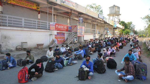 People with luggage wait to board a train to Delhi from the railway station in Jammu on May 18.  (Nitin Kanotra / HT Photo) 